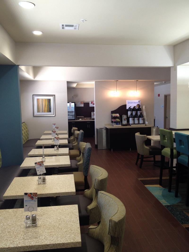 Holiday Inn Express Montgomery East I-85 By Ihg Exterior foto